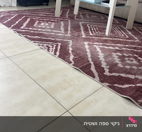 שטיח אדום עם דוגמאות גיאומטריות על רצפה